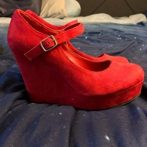 5/$20 Soda Red Wedges ♥️